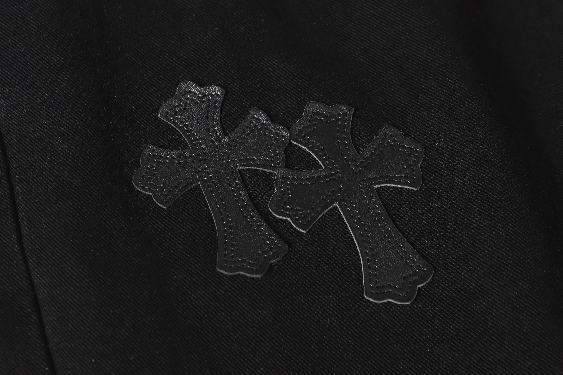 P240 Cross-border quantity model, please do not place an order if you are pursuing quality - Chrome Hearts/Chrome Heart Cross ✝️ Inlaid embroidered washed jeans, trousers and casual pants - High weight, high density and high quality. The wool is soft, delicate and skin-friendly. It feels soft and silky. It has excellent warmth and skin-friendly properties. - Customized weaving and dyeing, no color difference. No matter the fabric or workmanship details, it beats the ordinary version on the market. - Hardware zipper accessories are all customized, full of details -Colour: washed black -Size: 28 30 32 34 36